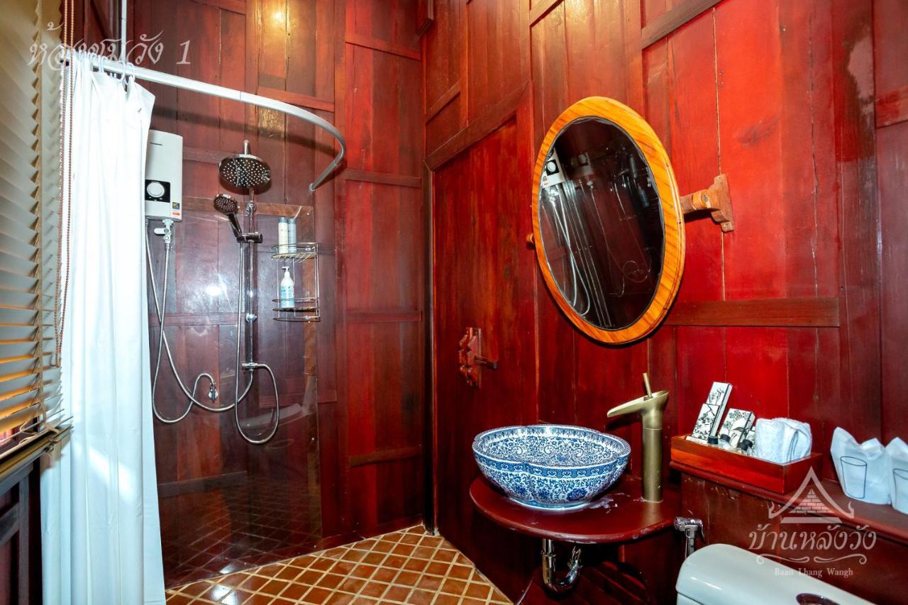 Baan Lhang Wangh บ้านหลังวัง ピサヌローク エクステリア 写真