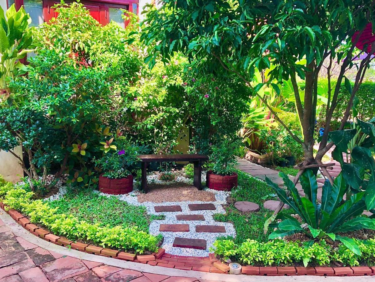 Baan Lhang Wangh บ้านหลังวัง ピサヌローク エクステリア 写真