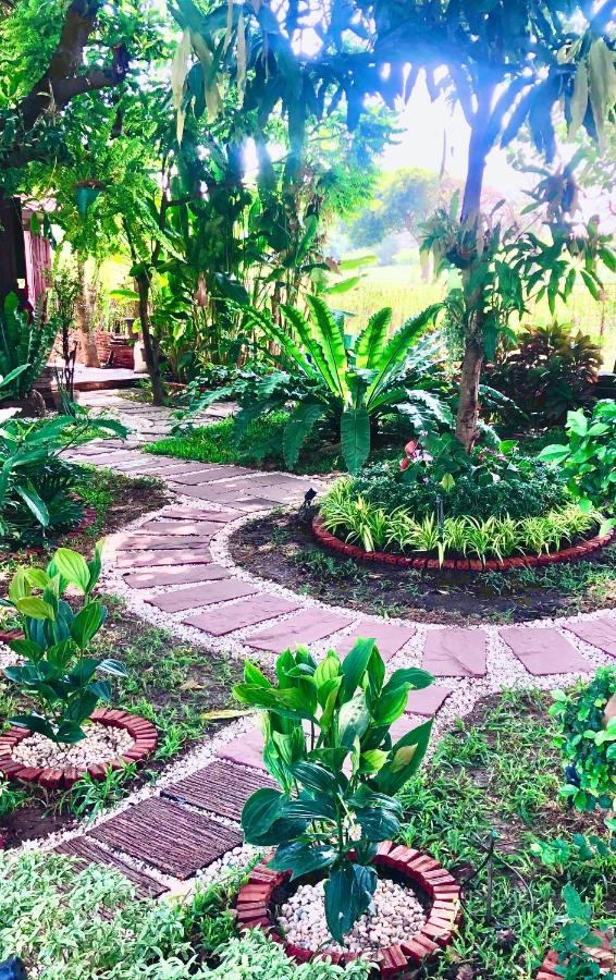 Baan Lhang Wangh บ้านหลังวัง ピサヌローク エクステリア 写真