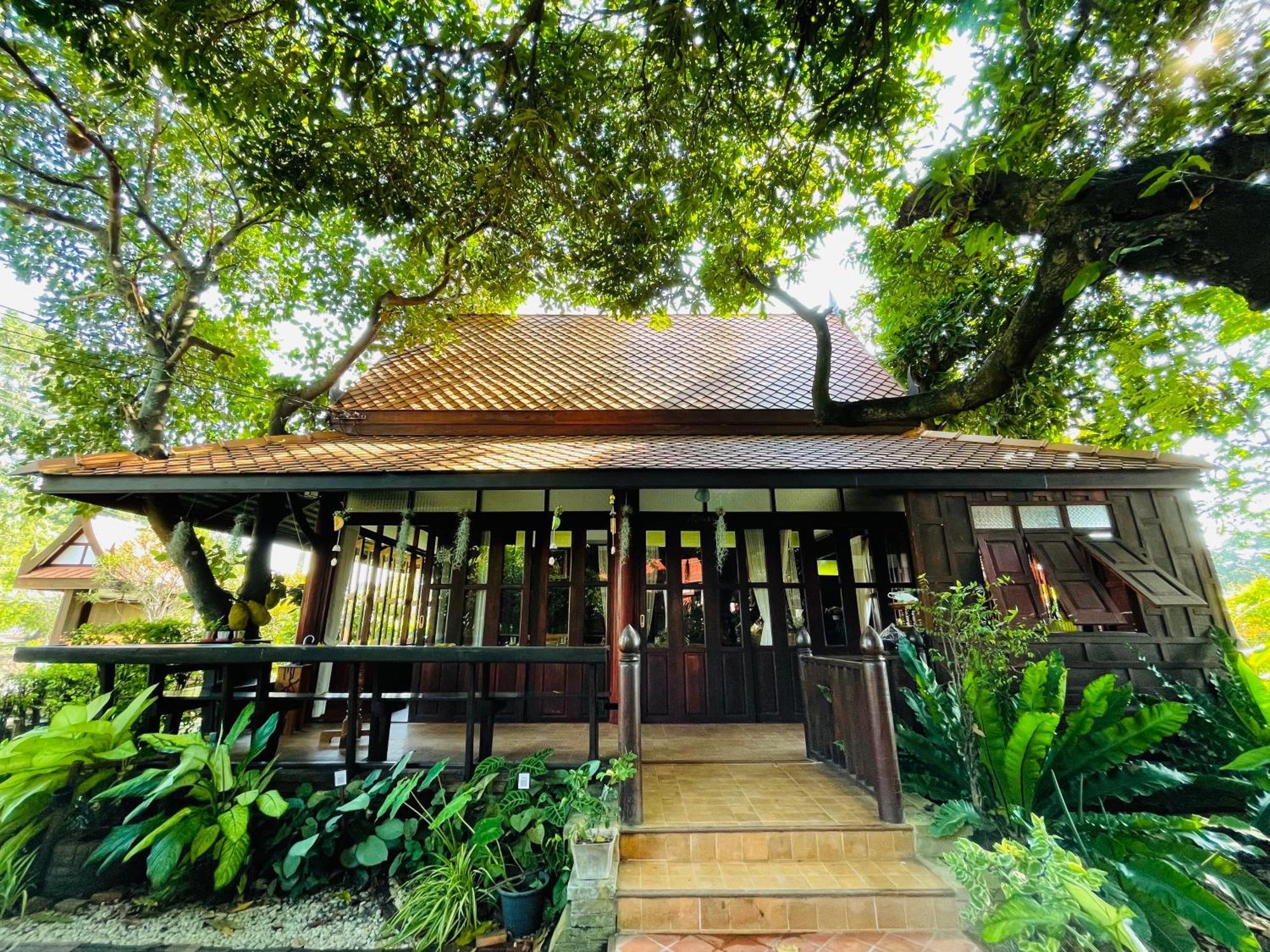 Baan Lhang Wangh บ้านหลังวัง ピサヌローク エクステリア 写真