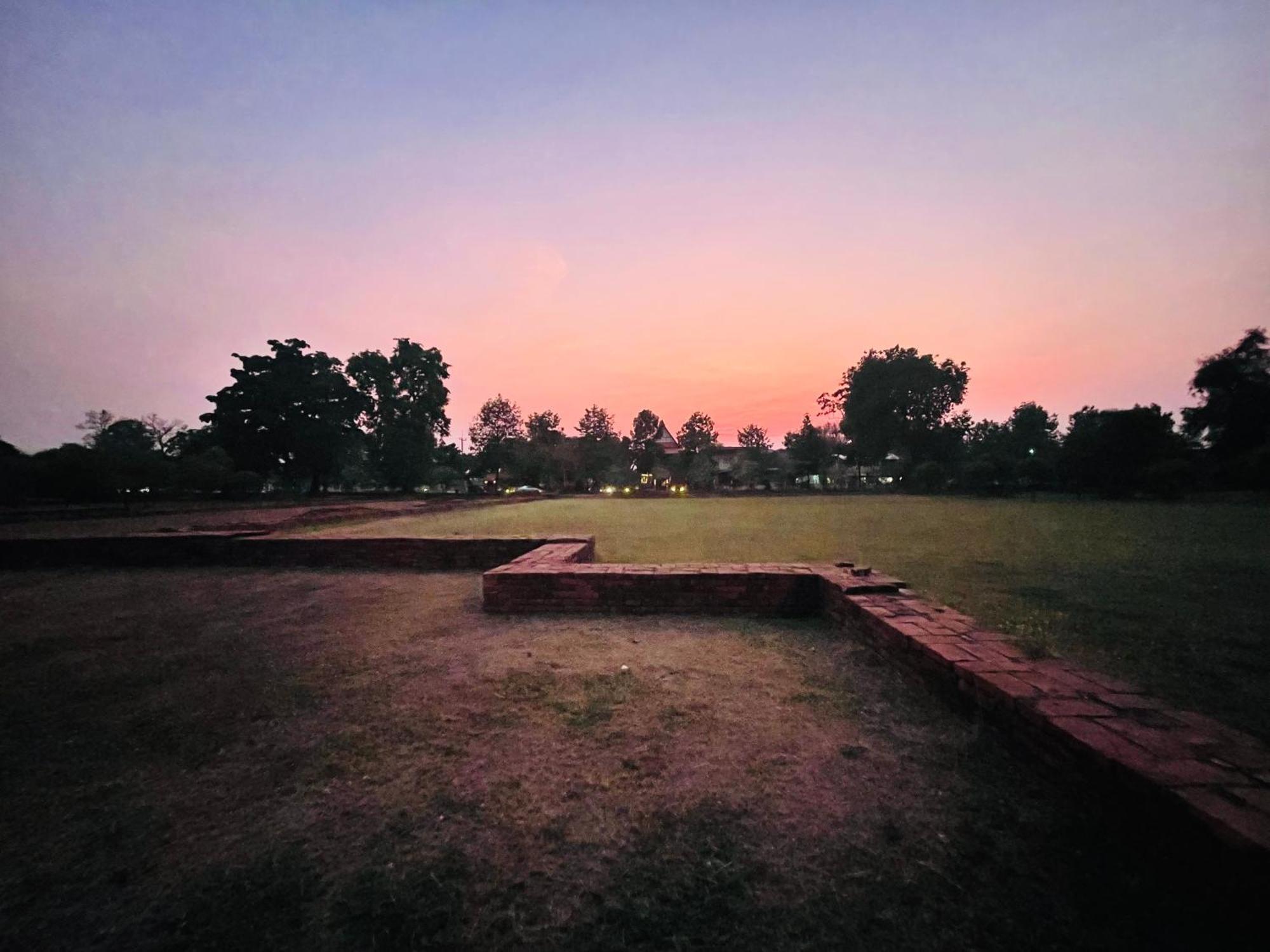 Baan Lhang Wangh บ้านหลังวัง ピサヌローク エクステリア 写真